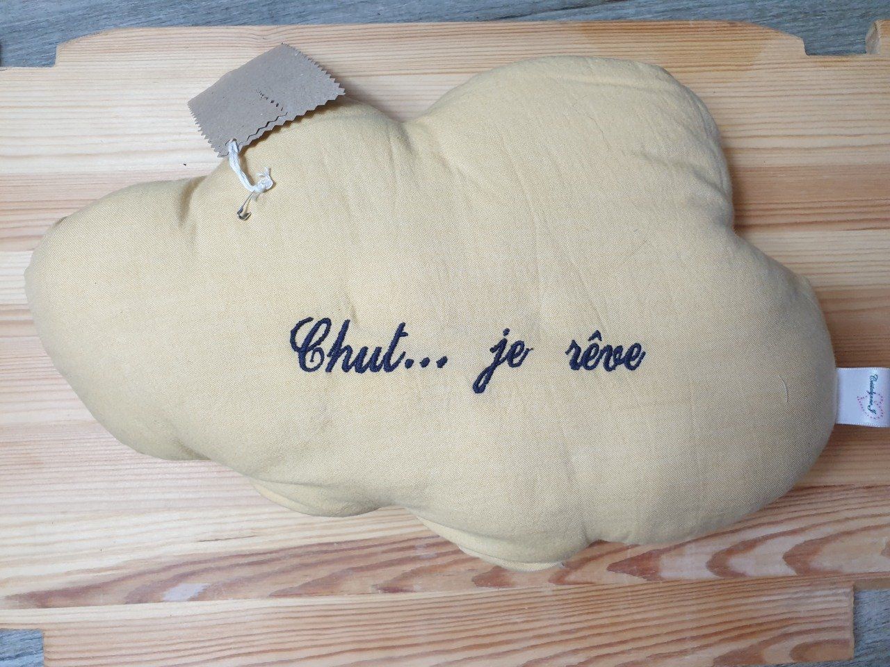 Coussin de décoration nuage ocre  chut je rêve  (100%coton biologique) -  Cristalynnej