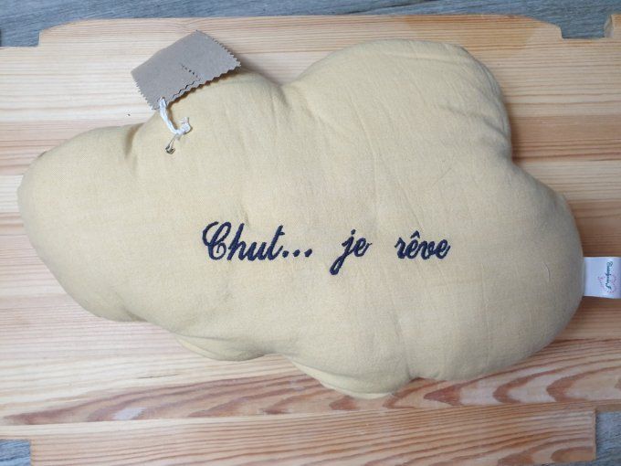 Coussin de décoration nuage ocre " chut je rêve " (100%coton biologique)